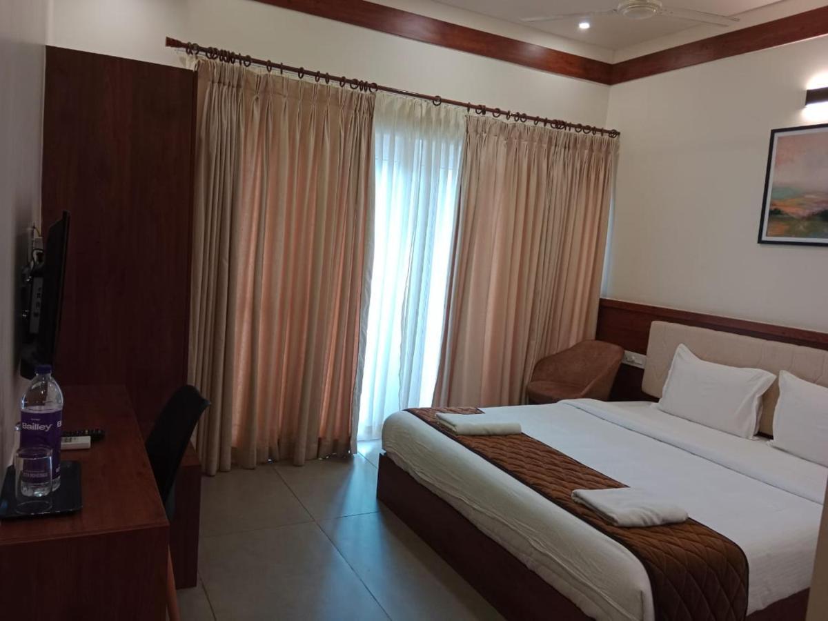 מלון Mundakāyam Royalton Residency מראה חיצוני תמונה